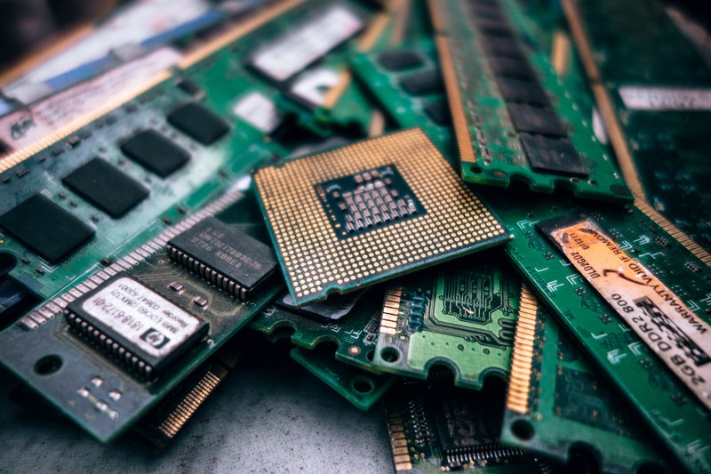 Comment fonctionnent les puces et les cartes électroniques ?