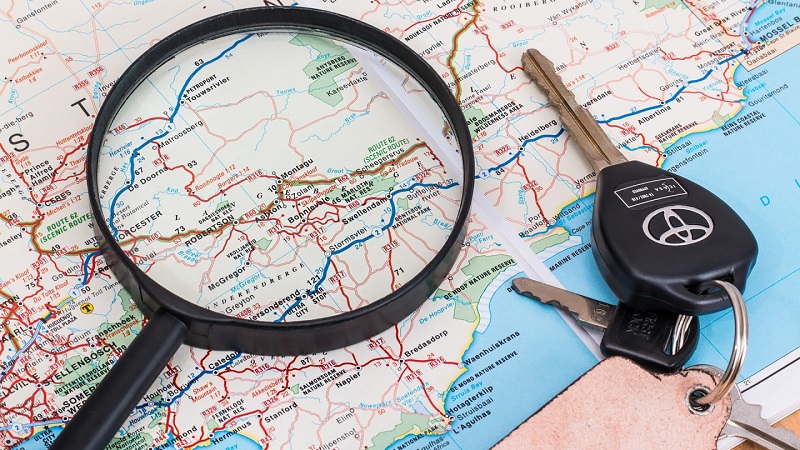 Gros plan sur le traceur GPS voiture en entreprise