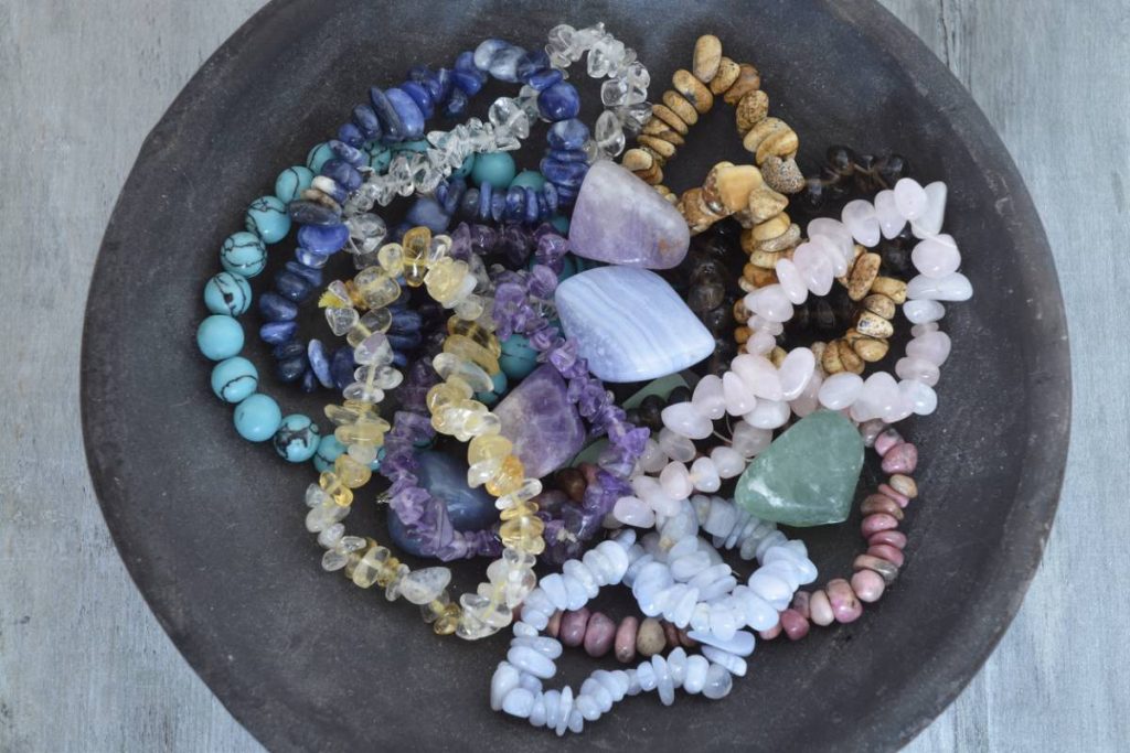 Conseils pour lancer son activité de revente de bijoux en pierres naturelles