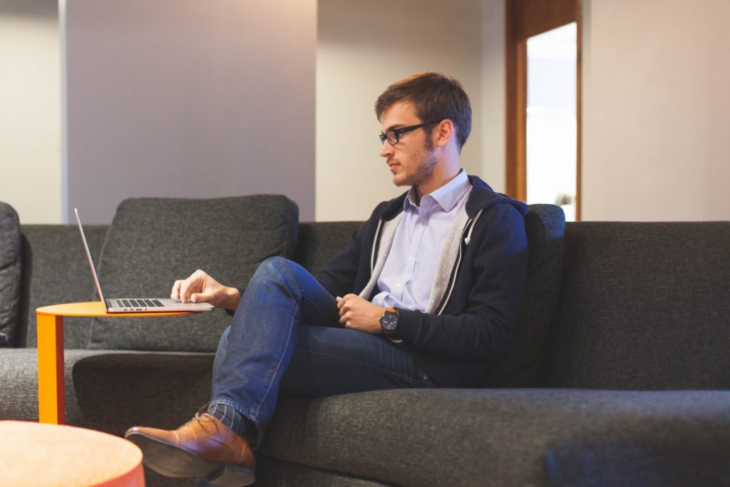Devenir micro entrepreneur : comment et pourquoi se réorienter ?