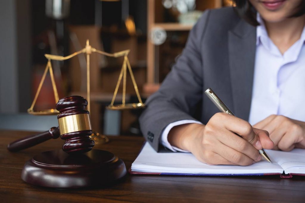 Droit des affaires : pourquoi faire appel à un avocat spécialisé