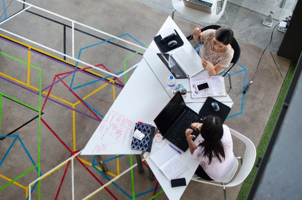 Borne interactive en hall d’accueil : 4 fonctions intéressantes pour les entreprises
