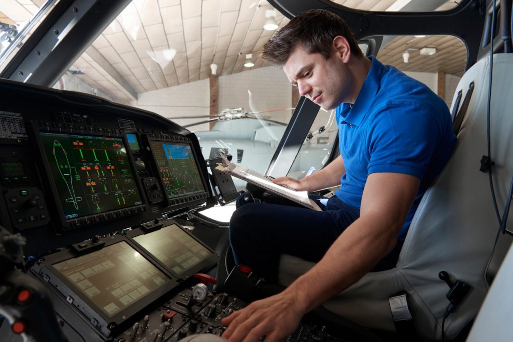 En quoi consistent les examens aéronautiques ?