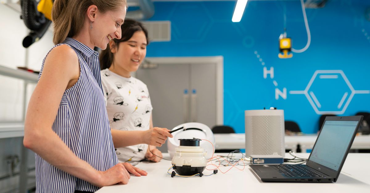 Ingénieurs travaillant sur un projet de recherche et développement en laboratoire
