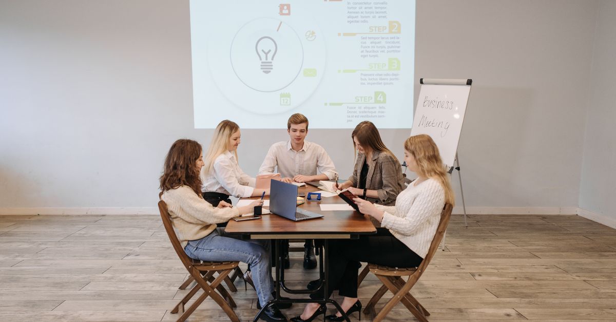 Tableau de bord de gestion de projet affiché sur un écran d'ordinateur en équipe