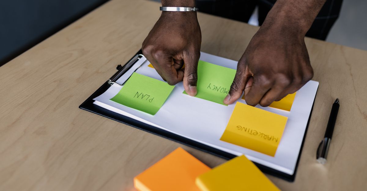 Dirigeant organisant ses priorités sur un tableau de planification