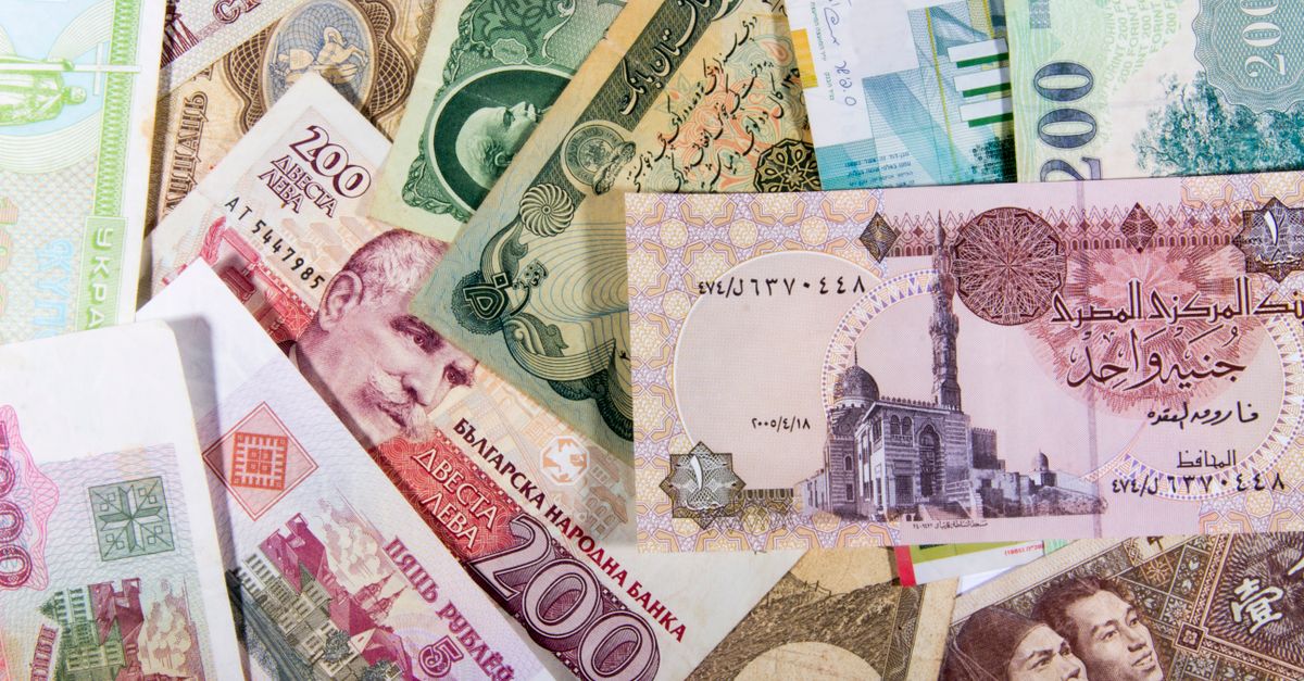 Billets de banque de différentes devises mondiales euros et dollars représentant la monnaie fiduciaire moderne