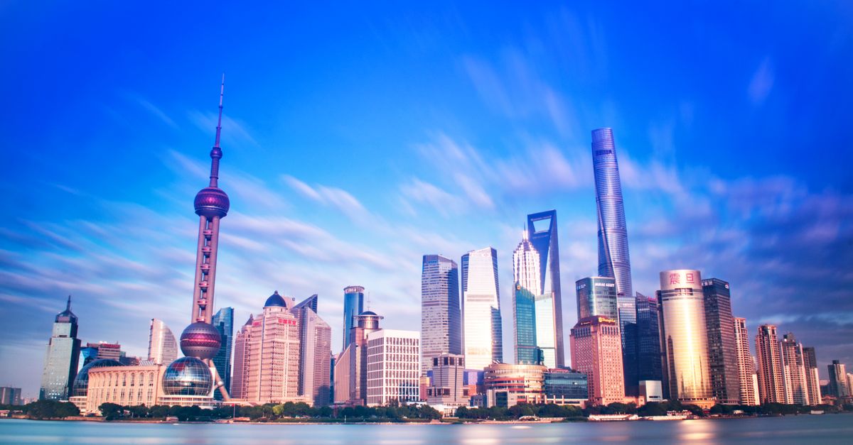 Vue aérienne de Shanghai avec la skyline de Pudong et le fleuve Huangpu, symbole de l'économie chinoise moderne
