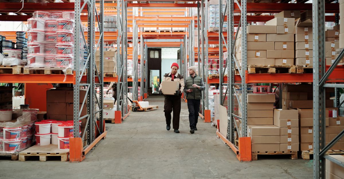 Entrepôt logistique avec allées de stockage, illustration des flux marchandises d'une marketplace B2B