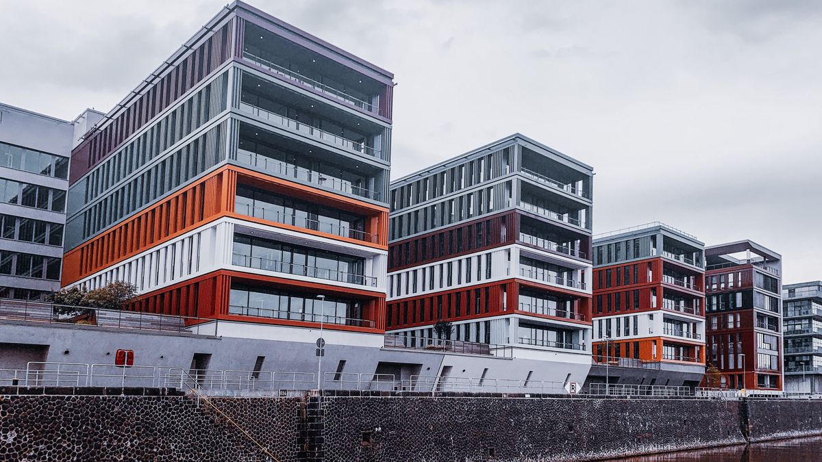 Immeubles résidentiels contemporains en bord d'eau avec façades colorées et architecture moderne