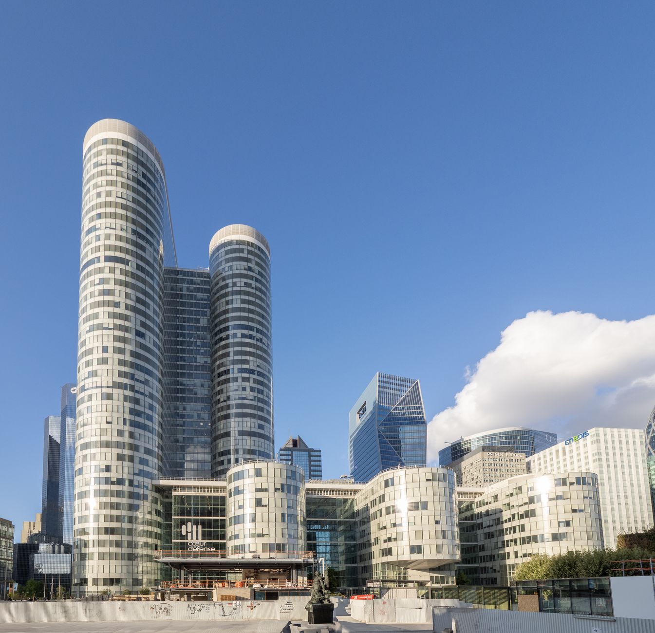 Vue de gratte-ciels modernes dans un quartier d'affaires par temps clair