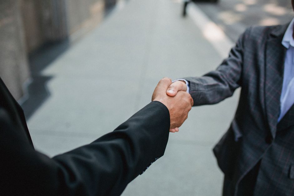 Deux entrepreneurs signent un accord de reprise d'entreprise