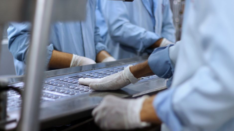Opérateur scannant un code-barres sur une ligne de production industrielle