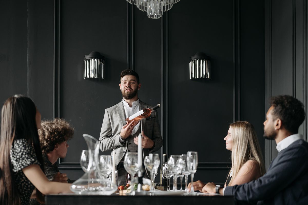 Groupe en formation WSET autour de verres de vin